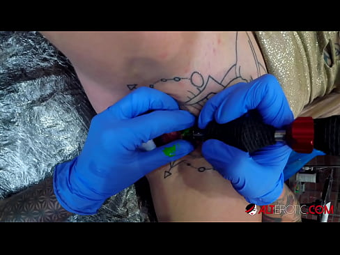❤️ Estremamente tatuato hottie Sully Savage ottenuto un tatuaggio sul suo clitoride ️❌ Video di sessoal it.megaofertas.top